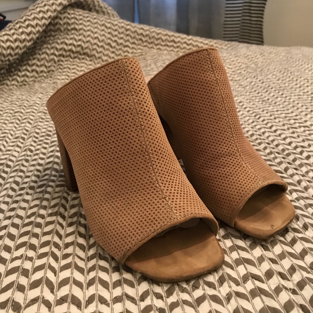 Kenneth Cole open toe mules ✨ beautiful nude suede